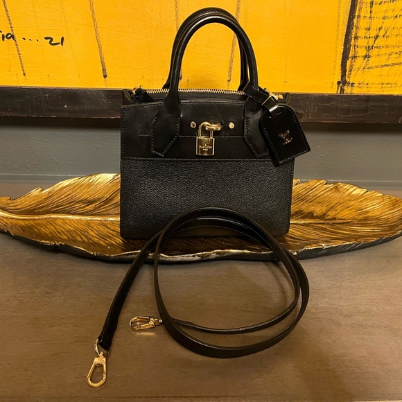 LOUIS VUITTON BLACK CROSSBODY PURSE (EXCELLENT CONDITION) - Picture 2 of 9